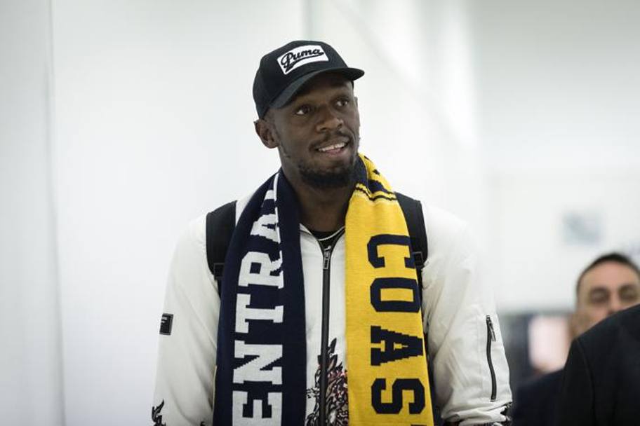 Usain Bolt con la sciarpa dei Central Coast Mariners. Getty